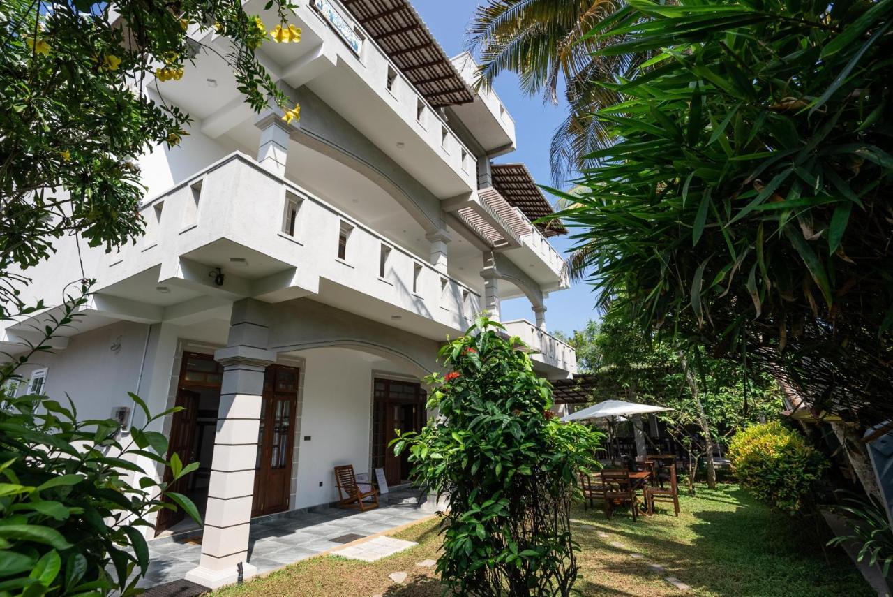 Plantation Surf Inn & Restaurant - Midigama East Exterior foto