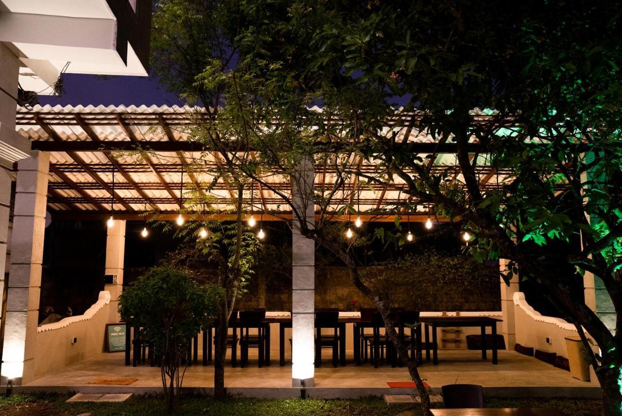 Plantation Surf Inn & Restaurant - Midigama East Exterior foto